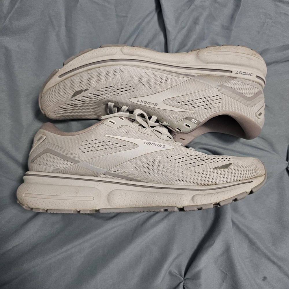 Brooks Ghost 15 – Women’s Size 9.5 (Oyster/White)